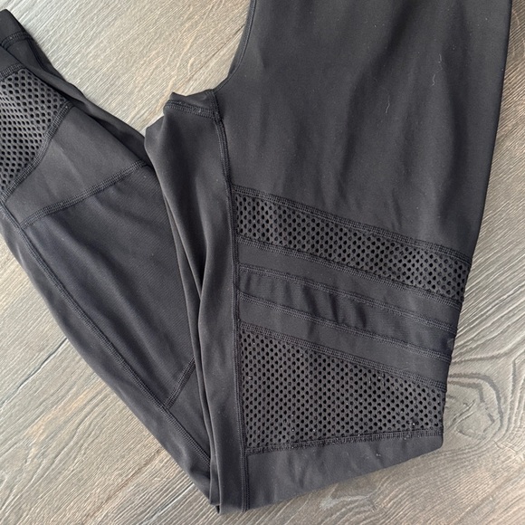 Women’s Lululemon Black Mesh Panel Leggings Size 8 Wonder Under inseam 28 - Picture 2 of 9